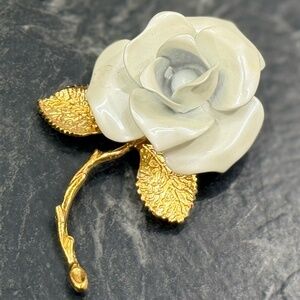 GIOVANNI White Rose with Gold Tone Leaves Brooch